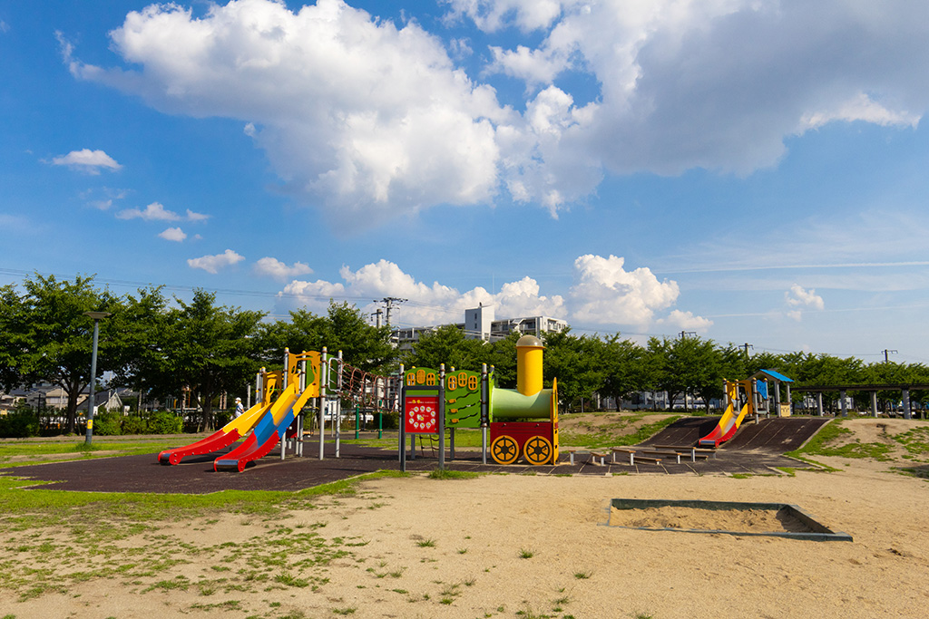 汽車モチーフの複合遊具/明和池公園(大阪府/摂津市)