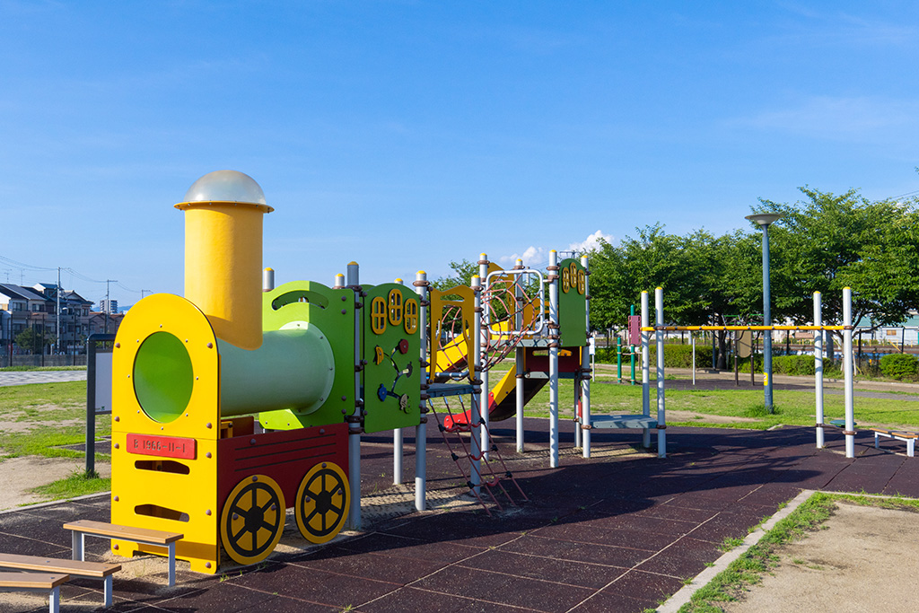 汽車モチーフの複合遊具/明和池公園(大阪府/摂津市)