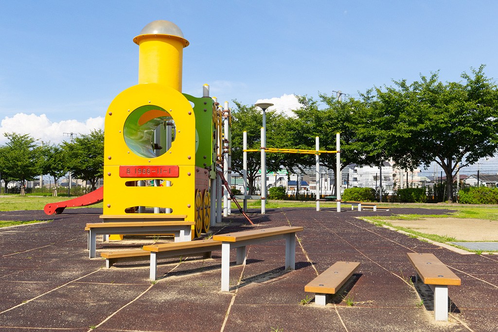 汽車モチーフの複合遊具/明和池公園(大阪府/摂津市)