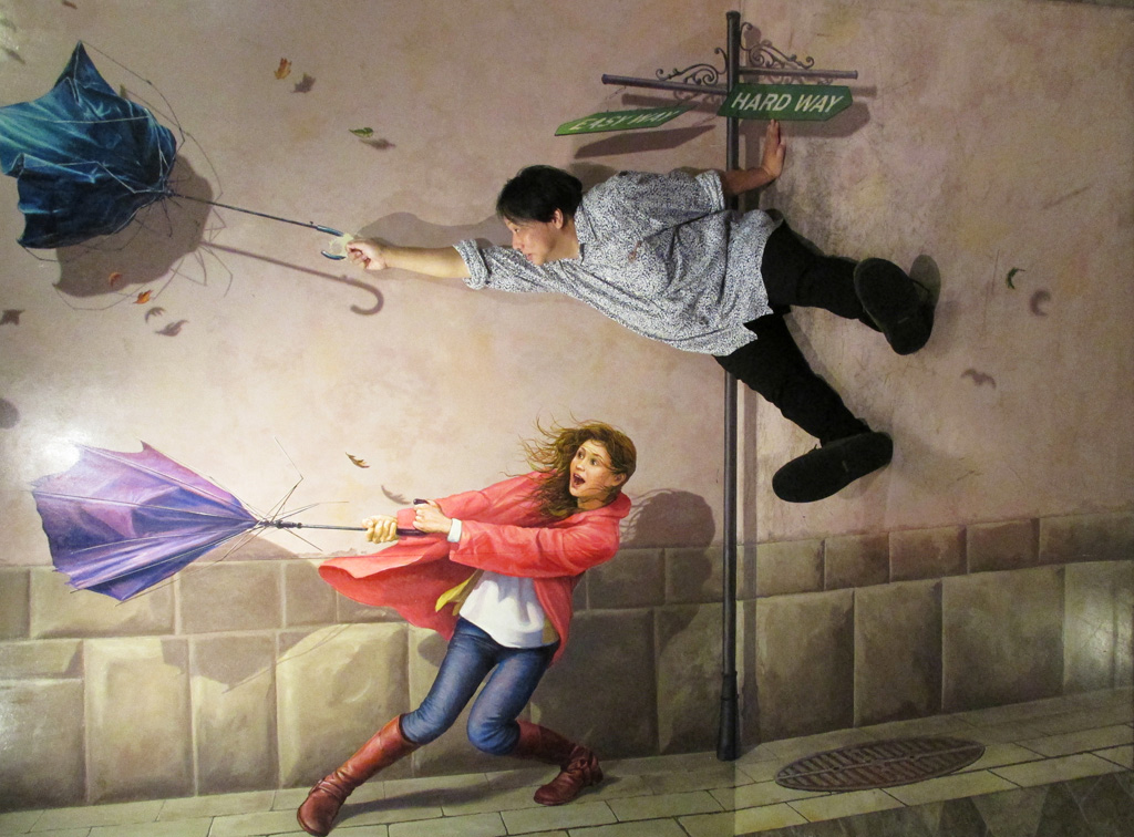 うわ、傘が飛ばされる～～。タイトルは「風速30メートル」/東京トリックアート迷宮館（港区）