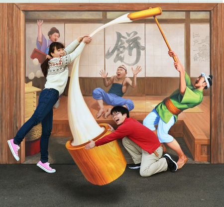 「餅屋」から、ぺったんぺったん餅をつく音が。でも粘りが強すぎるみたいなので、お餅を取ってあげましょう/東京トリックアート迷宮館（港区）