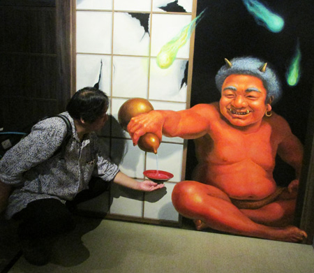 赤鬼がお酌してくれる「鬼と酒飲み」/東京トリックアート迷宮館（港区）