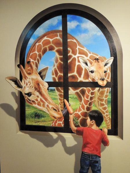 「キリンにエサやり」/東京トリックアート迷宮館（港区）