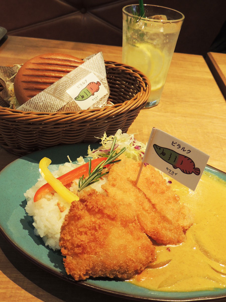 本物のピラルクの肉を使用している、ピラルクフライカレー/カワスイ 川崎水族館(神奈川県)