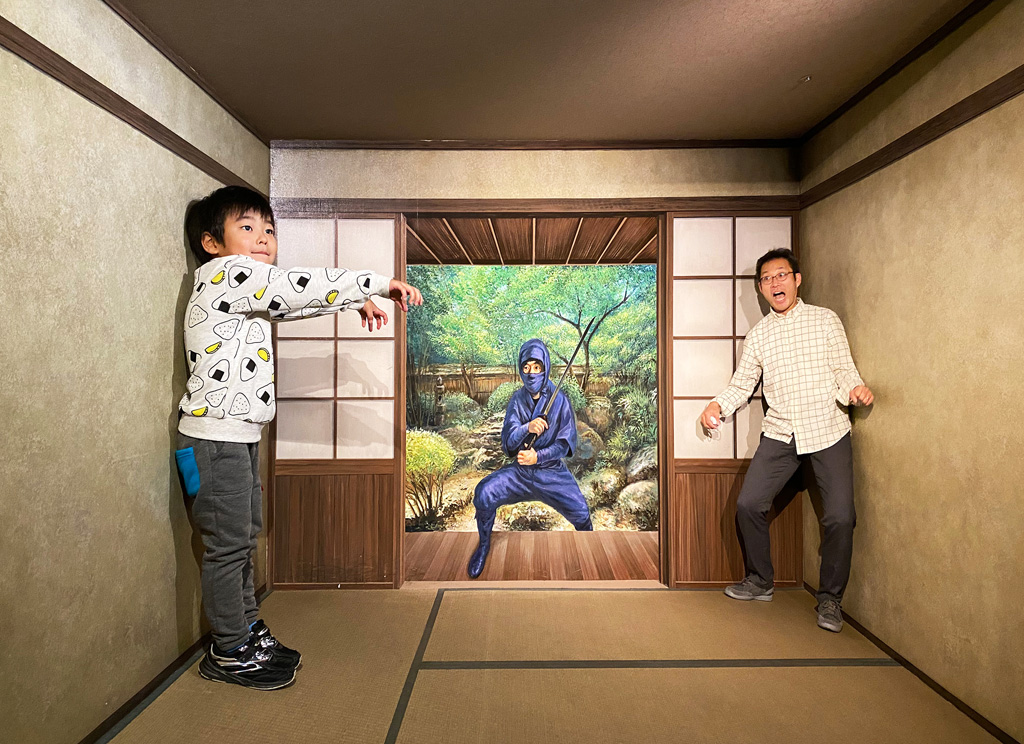 【2】立つ場所によって大きくなったり小さくなったりする「忍者のエイムズの部屋」/東京トリックアート迷宮館（港区）