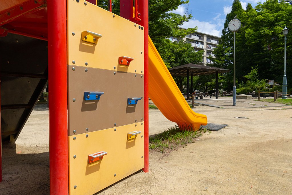 カラフルなウォールクライミング/片山公園(大阪府/吹田市)