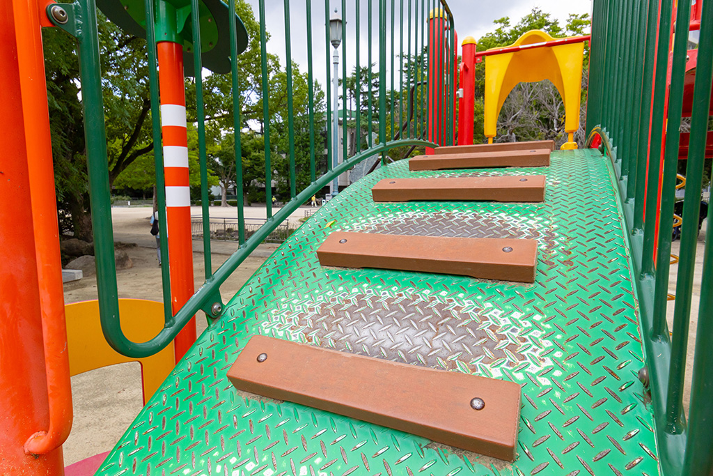 緩やかな坂道のブリッジ/片山公園(大阪府/吹田市)