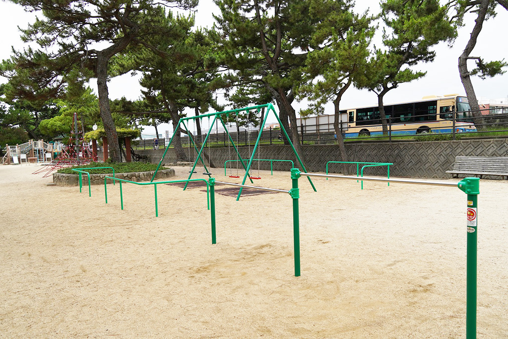 鉄棒とブランコ/芦屋公園（兵庫県/芦屋市）