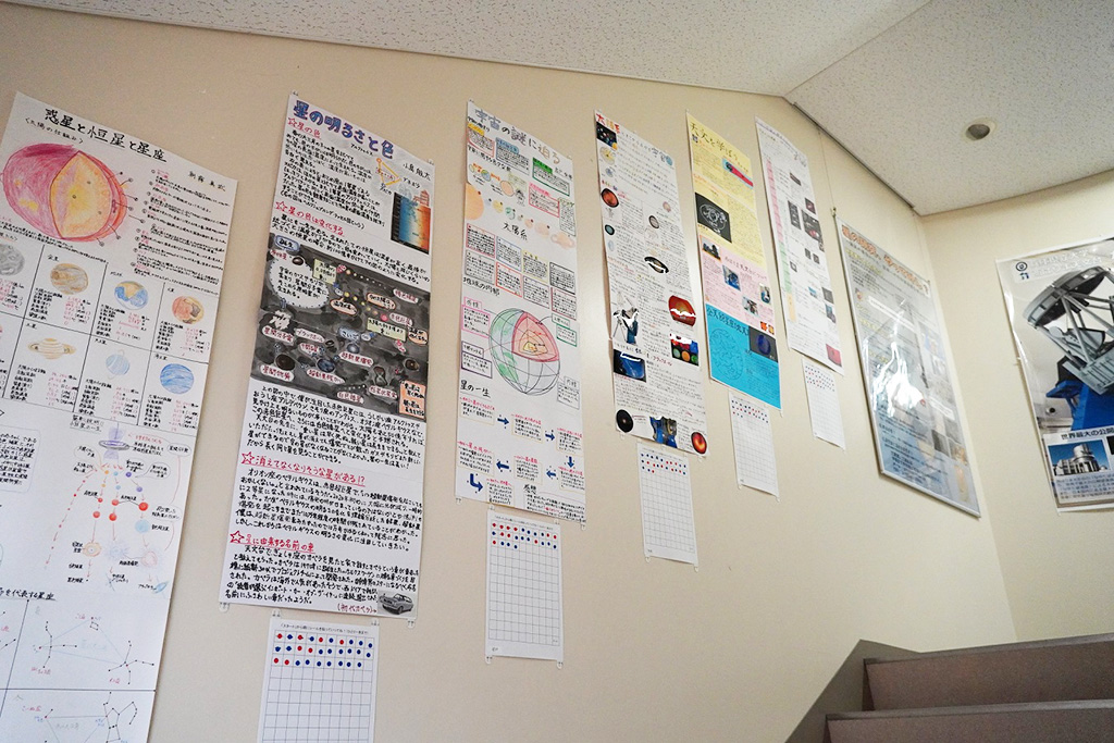 天文に関する研究発表が展示/西はりま天文台(兵庫県/佐用町)