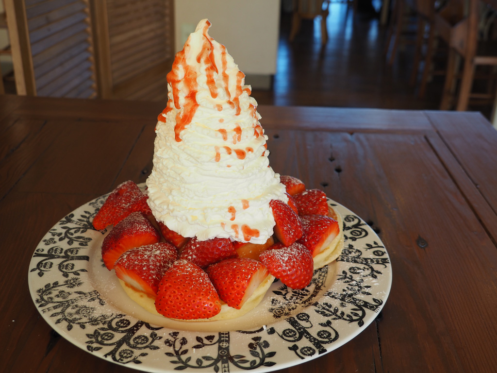 収穫したいちごを贅沢に盛った天使のパンケーキ/いちごの里(栃木県/小山市)