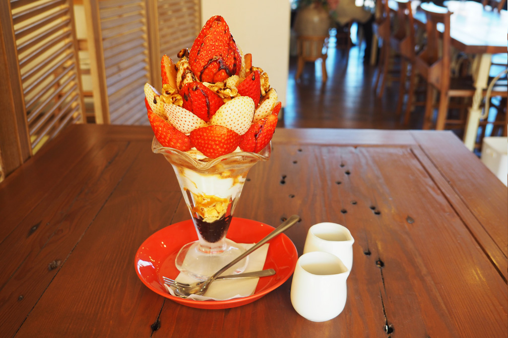 白いちごのミルキーベリーを使った、紅白いちごとローストナッツの塩チョコキャラメルパフェ/いちごの里(栃木県/小山市)