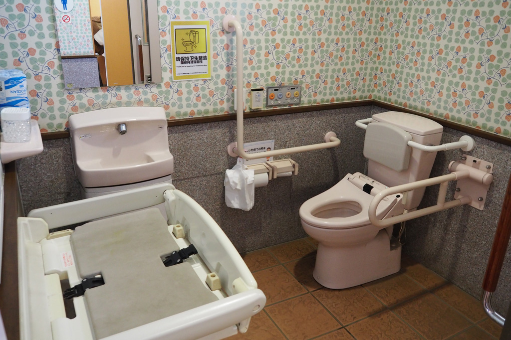 オムツ替えシートやオムツを捨てるためのビニール袋まで用意されているトイレ/いちごの里(栃木県/小山市)