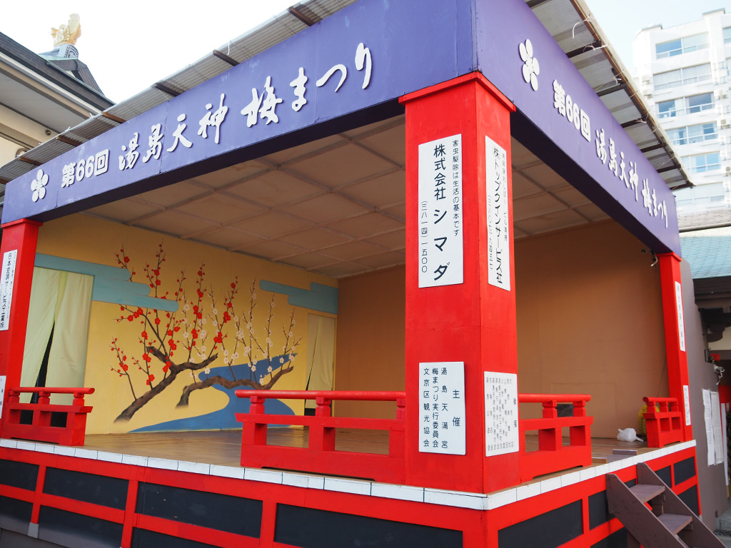イベントが実施される本殿北・社務所奥の特設奉納舞台/湯島天満宮(東京都/文京区)