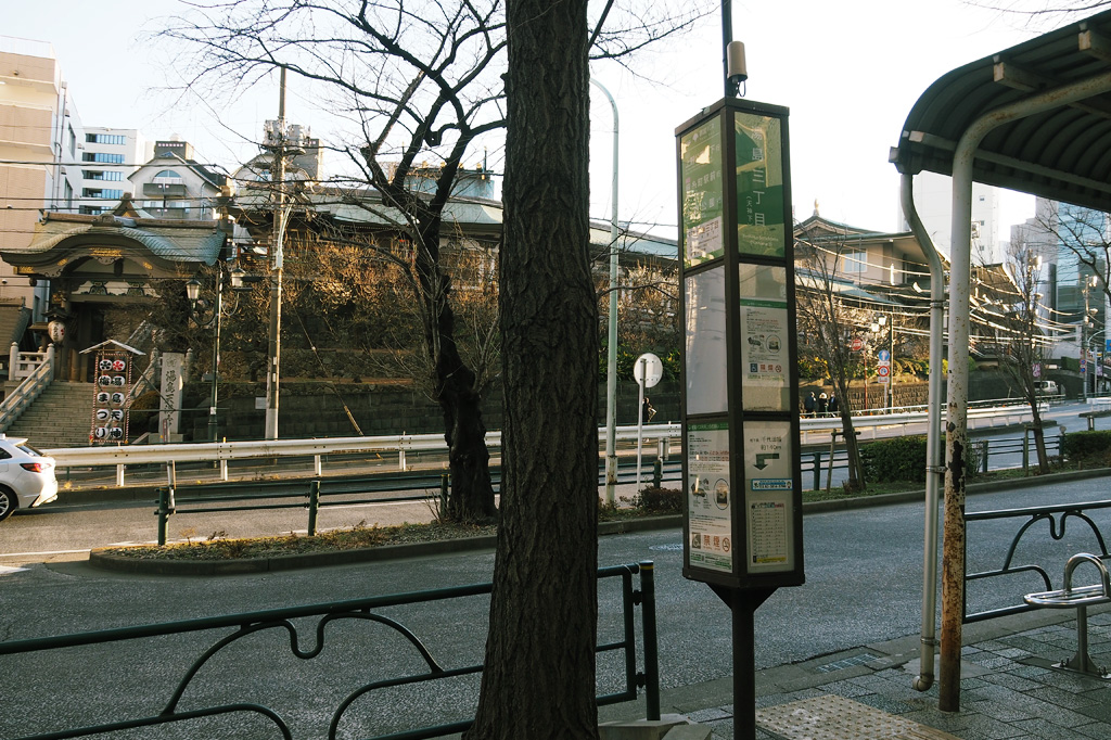 神社の目の前の都営バス「湯島三丁目」バス停/湯島天満宮(東京都/文京区)