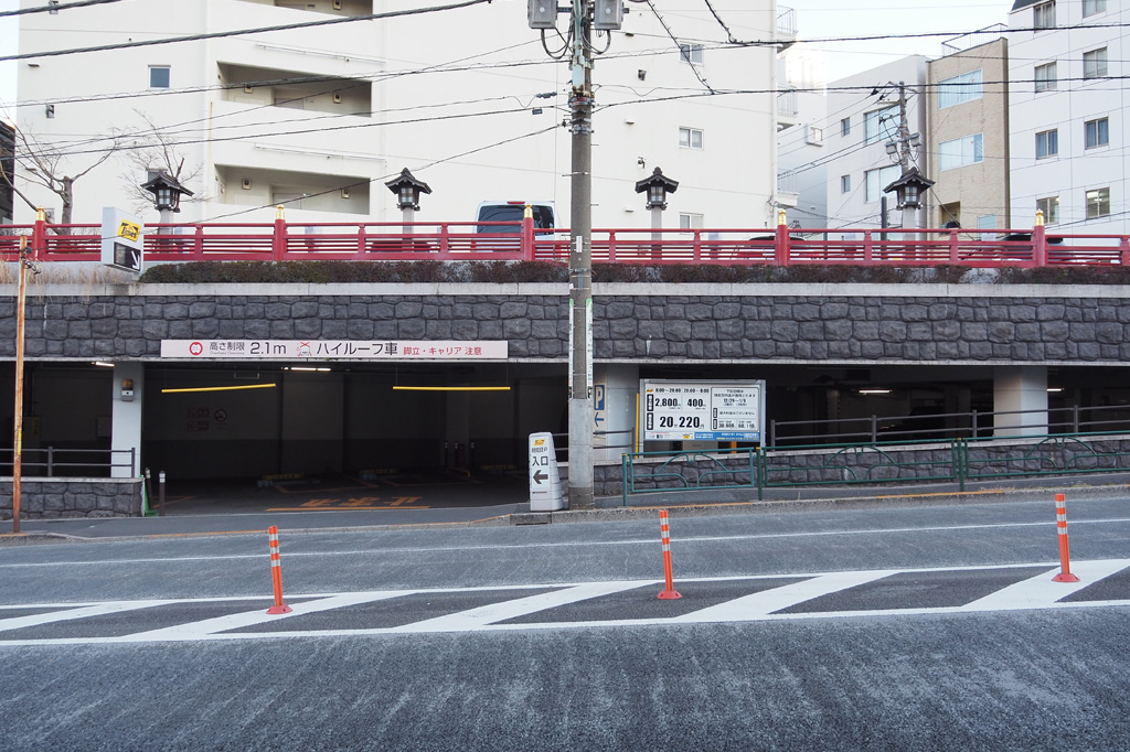 駐車場は神社に隣接し、二層式になった「タイムズ湯島天神第1」など/湯島天満宮(東京都/文京区)
