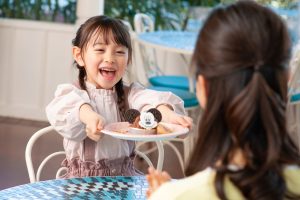 東京ディズニーリゾートに期間限定でパティシエ気分を味わえるデザートとキッズのためのコースメニューが登場!