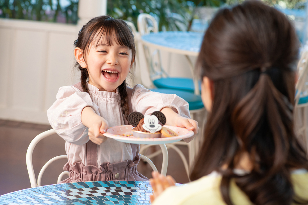 東京ディズニーリゾートに期間限定でパティシエ気分を味わえるデザートとキッズのためのコースメニューが登場！