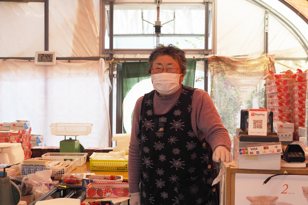 相葉苺園を切り盛りするお母さんの勅代（ときよ）さん/ナルケンいちご園（千葉県／大網白里市）