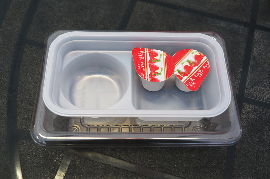 ヘタ入れも付いたいちご狩り用のカップ/相葉苺園(千葉県/山武市)