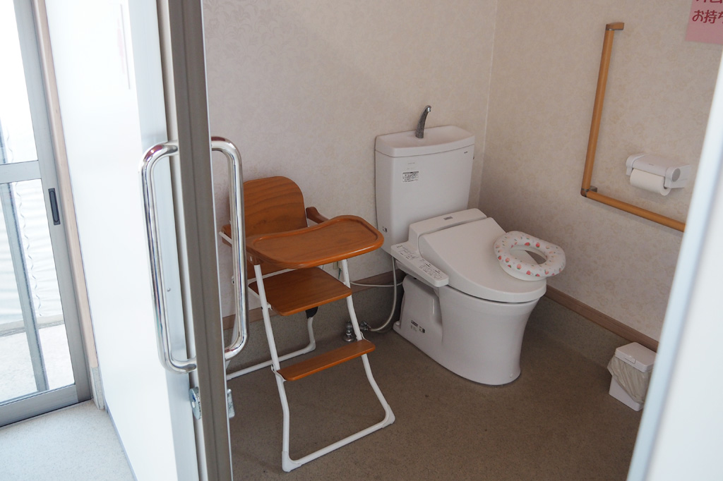 女性用トイレには、子ども用のチェアや便座も用意された広い個室も完備/相葉苺園(千葉県/山武市)