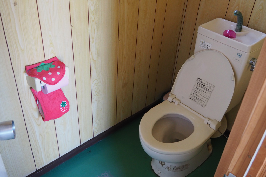 直売所の隣にも清潔に保たれた水洗トイレが/相葉苺園(千葉県/山武市)