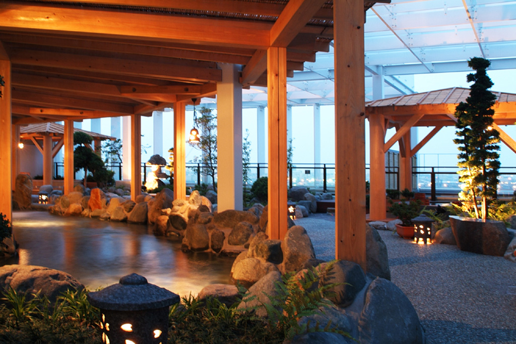 開放的な露天風呂/横浜みなとみらい万葉倶楽部（神奈川県／横浜市）