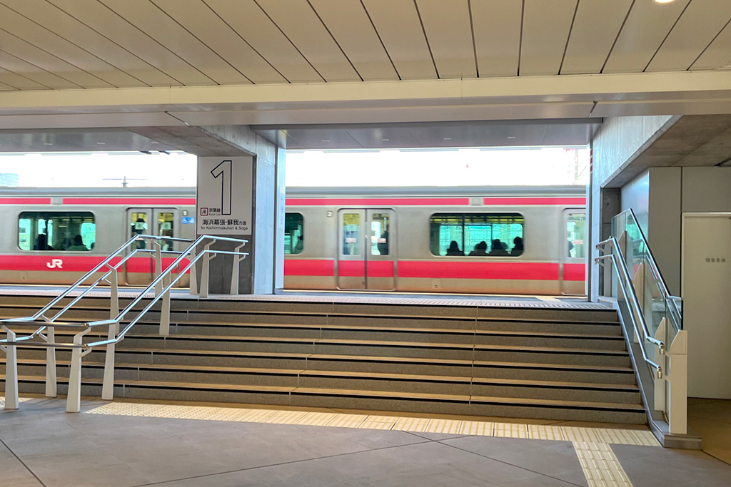 幕張豊砂駅1番線