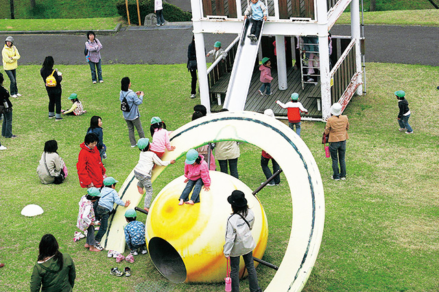 天体観測館の前にある遊具/眺海の森森林学習展示館(山形県/酒田市)
