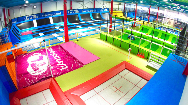 トランポリンを楽しめる広々空間／トランポランドTokyoベイサイド