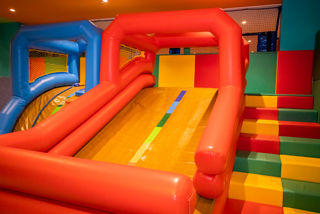 エア遊具のすべり台(写真はイメージ)／ラウンドワン スタジアム習志野店