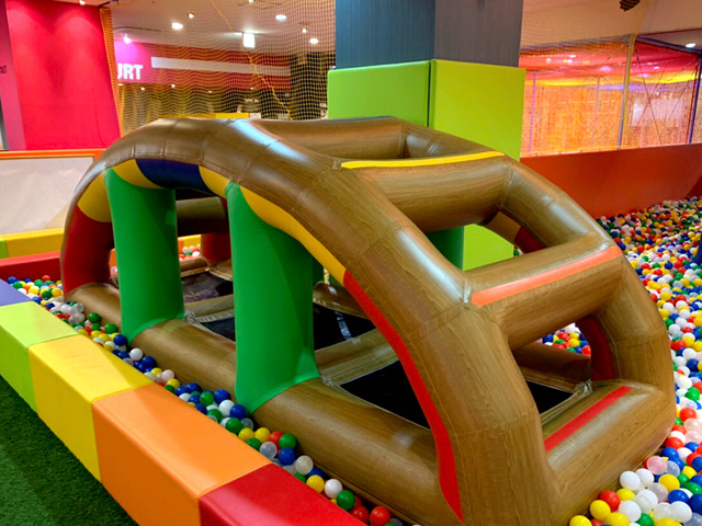 エア遊具のブリッジ(写真はイメージ)／ラウンドワン スタジアム習志野店