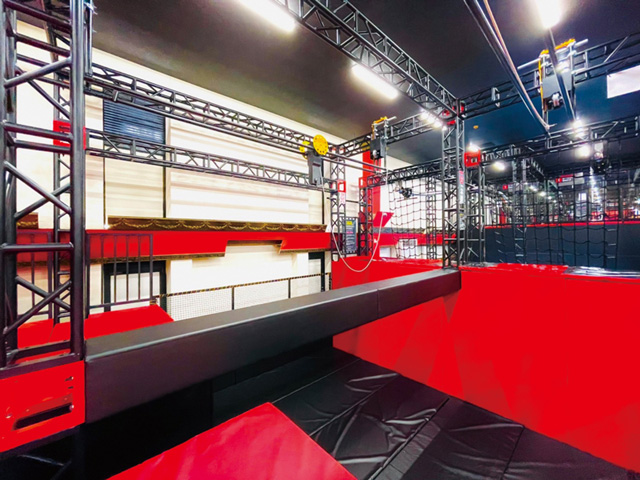 バランス力が試される「一本橋」／トランポリンパークMr.JUMP 松戸店