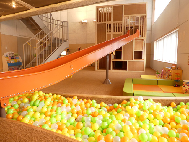ボールプールとすべり台／チコルパーク