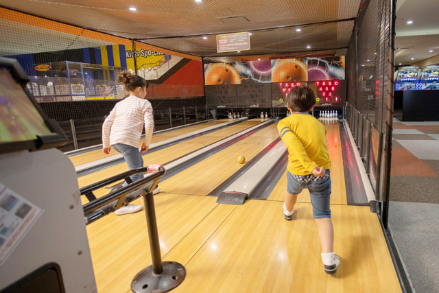 通常の3分の2サイズのミニボウリング／ラウンドワンスタジアムららぽーと新三郷店