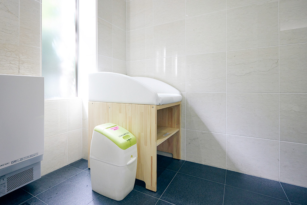 女性トイレのおむつ交換台/カップヌードルミュージアム 大阪池田(大阪府/池田市)