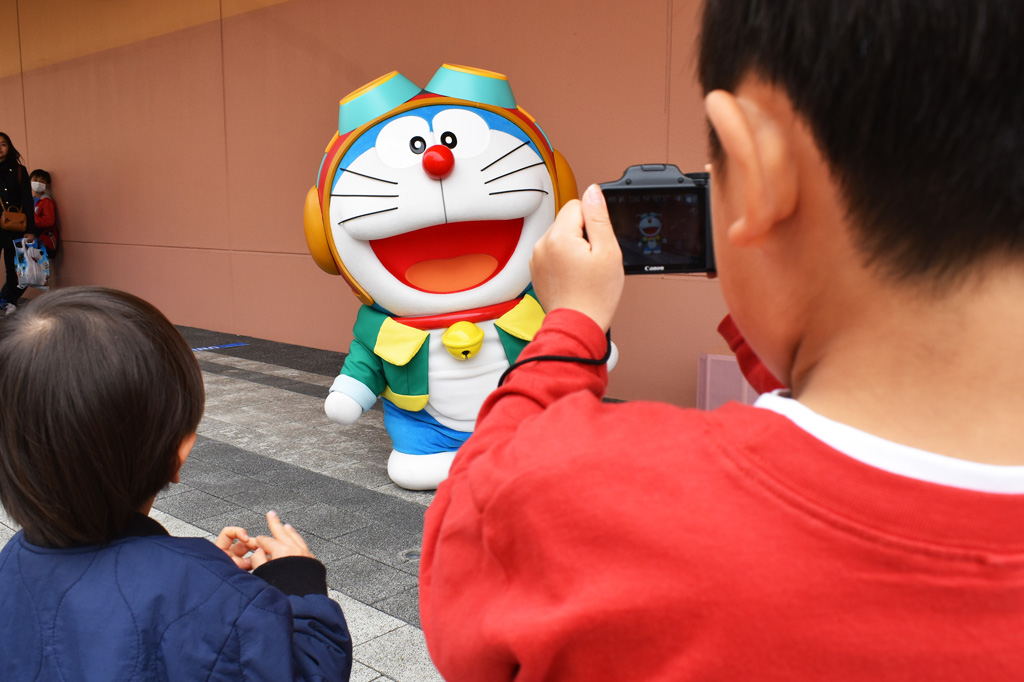 ドラえもんに手を振ったり写真を撮ったりできます/ユニバーサル・スタジオ・ジャパン(大阪府)
