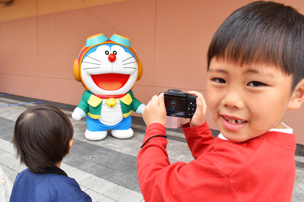 ドラえもんは、一緒の記念撮影にも応えてくれます/ユニバーサル・スタジオ・ジャパン(大阪府)
