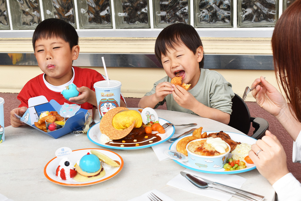 子どもたちもオリジナルのドラえもんフードに夢中/ユニバーサル・スタジオ・ジャパン(大阪府)
