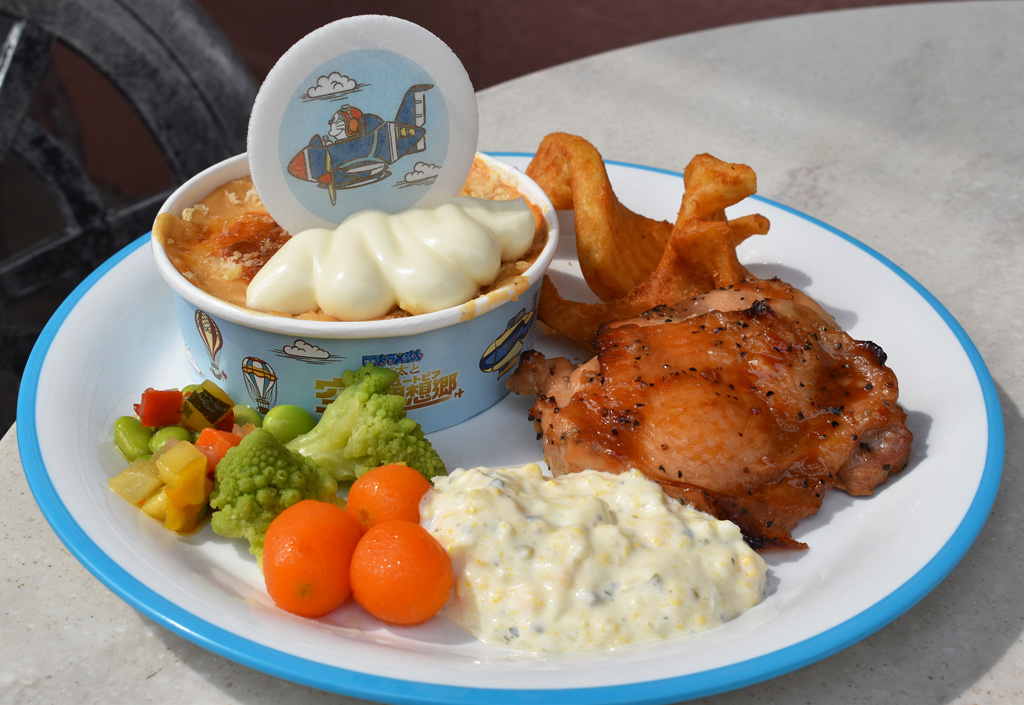 “空の冒険”をテーマにした「ドラえもん 空の冒険プレートセット ~チーズドリア&照り焼きチキン~」/ユニバーサル・スタジオ・ジャパン(大阪府)