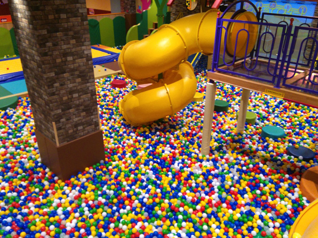 ボールプール(写真はイメージ)/ラウンドワンスタジアム川崎大師店
