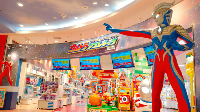 入口では「ウルトラマンゼロ」のシンボル像がお出迎え/ウルトラアスレチック横浜(ららぽーと横浜2F)