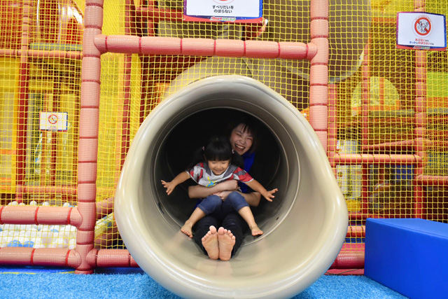 滑り台やボールプールがある遊具/ウルトラアスレチック横浜(ららぽーと横浜2F)