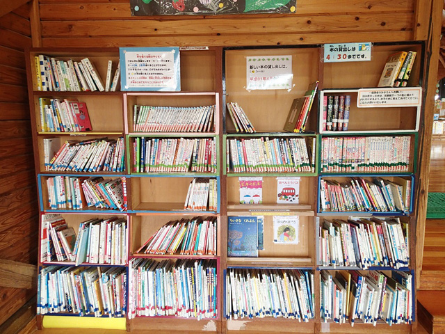 図書の貸し出しも行っている/踊場公園こどもログハウス