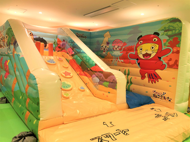 エア遊具で体を動かす「のびのびはらっぱ」/フレーベル館 Kinder Platz トレッサ横浜店