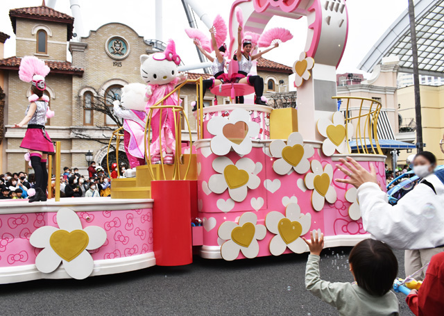 ハローキティたちに手を振ったりバブルワンドでバブルを振りまこう／ユニバーサル・スタジオ・ジャパン（大阪府）