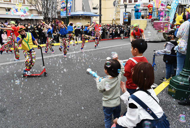 フロートとフロートの間にいるダンサーたちも愉快／ユニバーサル・スタジオ・ジャパン（大阪府）