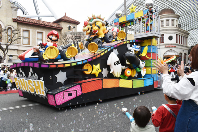 主役のマリオは「FINISH」と書かれた大きなフロートで／ユニバーサル・スタジオ・ジャパン（大阪府）