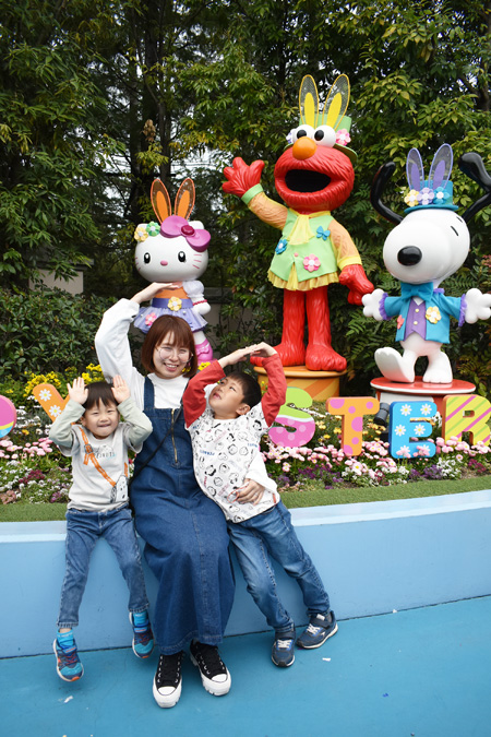 ユニバーサル・ワンダーランドのイースター・デコレーションの前／ユニバーサル・スタジオ・ジャパン（大阪府）