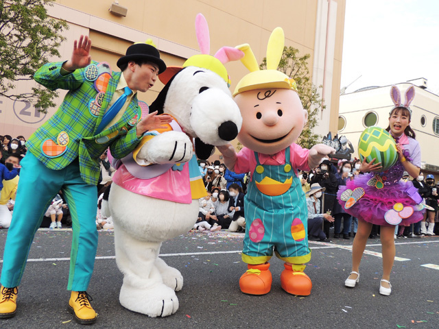 スヌーピーとチャーリー・ブラウンがコチラに向かってポーズ／ユニバーサル・スタジオ・ジャパン（大阪府）