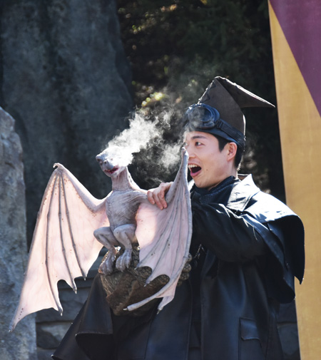 生き物商人が連れているのはタマゴからふ化したばかりのベビードラゴン／ユニバーサル・スタジオ・ジャパン（大阪府）